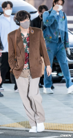 bts v airport fashion