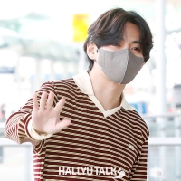 bts v airport fashion