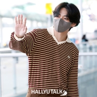 bts v airport fashion