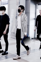 bts v airport fashion