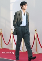 bts v in suit