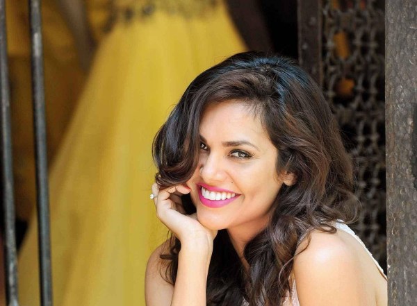 Esha Gupta HD Wallpapers