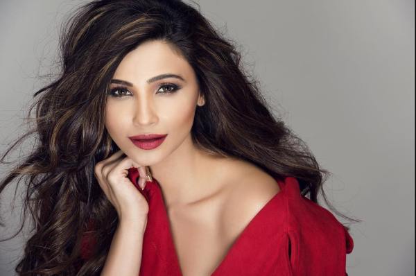 Download Daisy Shah HD Wallpapers 